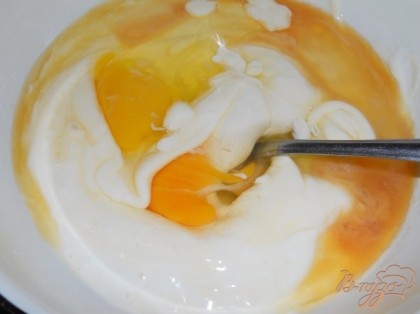 Яйца разбить в глубокую посуду, добавить сметану, майонез, соль.