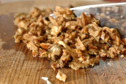 Откинуть на сито, жидкость оставить для приготовления какого-нибудь рагу или соуса. А сами грибы мелко нарезать.