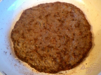 На смазанную растительным маслом сковородку выложить 3-4 ст.ложки печеночного теста, распределить равномерно Выпекать с двух сторон. Всего получается 5-6 блинчиков толщиной6-7мм.