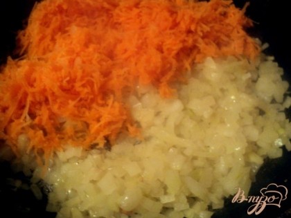 Для начинки: мелко порезать лук, измельчить на мелкой терке морковь. Пассировать на растительном масле вначале лук, затем добавить морковь, до мягкости. Охладить.
