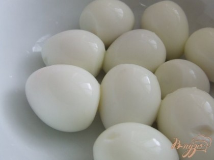 Отварить перепелиные яйца: 4 минуты с момента закипания. Почистить, разрезать на половинки.