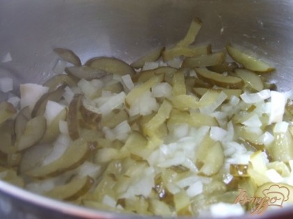 Обжарить лук на растительном масле, положить соленые огурчики, нарезанные соломкой.