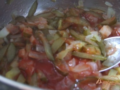 Добавить томатную пасту (или соус) размешать и протушить несколько минут все вместе.