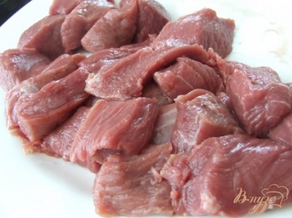 Мясо следует промыть, нарезать средними ломтиками.