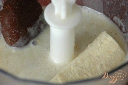 В чашу блендера поместить охлажденное молоко, сахар, банан и мороженое. Взбить.