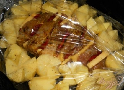 Сложить картофель и мясо в рукав для запекания. Запекать в разогретой до 180 градусов духовке 50-60 минут. Выложить красиво на блюдо.
