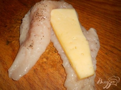 Кусочек сыра вложить в середину на нижнюю часть филе.
