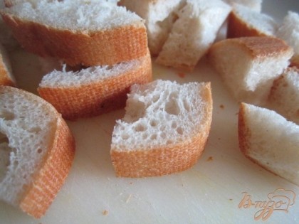 Для гренок хлеб нарезать на кубики.