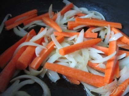 Почти сразу добавить кусочки моркови. Накрыть крышкой и оставить 3 мин. потушиться.