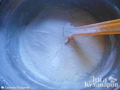 Включаем духовку на  180 С. И пока она нагревается, приготовим тесто для торта. Яйца взбить с сахаром и, добавляя понемногу  просеянную муку и ванильный сахар, аккуратно размешать.