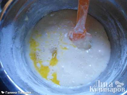 Масло сливочное растопить на водяной бане, остудить и добавить в тесто, размешать.