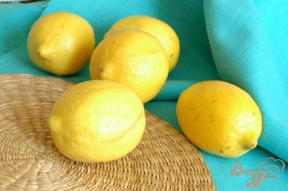 Лимоны тщательно промыть.