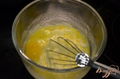 Затем добавить яйца,мед,банан,который должен быть спелым или слегка переспелым и легко смешаться. Все перемешаем снова.