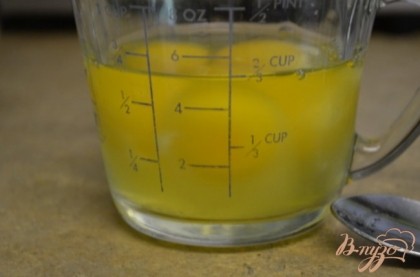 Яйца разбить в емкость с делениями или в мерный стакан. По этому же кол-ву будет идти мука и молоко.