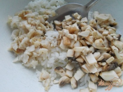 К рису добавить мелко порезанные грибы и рыбу.