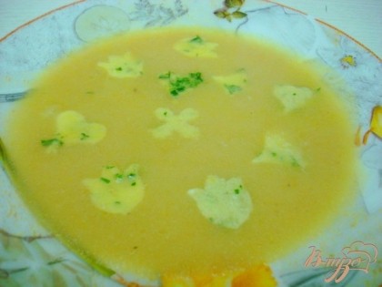 Готово! Наливаем суп в тарелки, а сверху выкладываем фигурки из суфле.Этот суп вкуснее холодным, поэтому его хорошо готовить в жаркое время года.