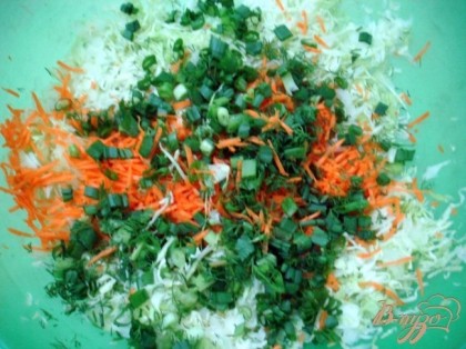 Нарезаем зелёный лук и морковь и добавляем в салат.