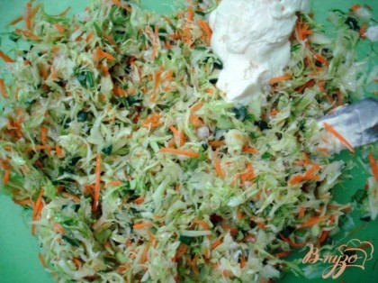 Мы любим добавить ложечку домашнего майонеза, салат приобретает шелковистость.