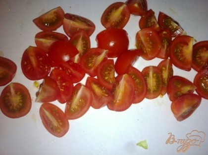 Нарезаем помидорки на четвертинки