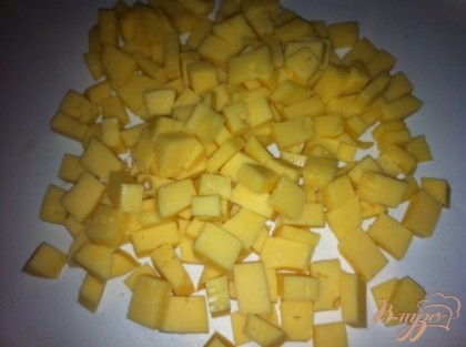 Нарезаем мелким кубиком сыр.