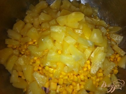 Добавляем в салат ананас
