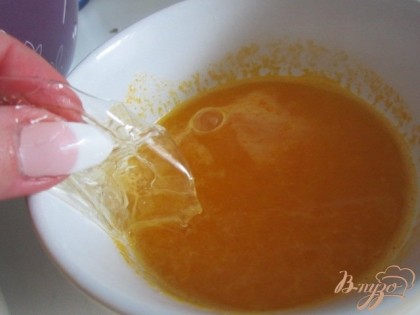 Апельсиновый сок нагреть и ввести размоченный заранее желатин.Дать ему хорошо разойтись.