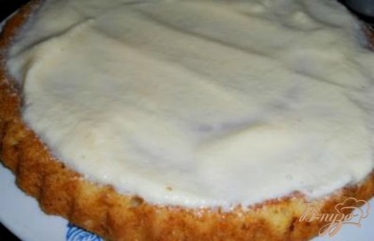 Взбить сливки и желток немного миксером, добавляя тонкой струйкой сгущённое молоко. Сильно взбивать не нужно. Массу поставить в морозильник на 40-60 минут. Масса должна замерзнуть до состояния густой сметаны. Быстро смазать пирог этим кремом и поставить в морозильник на 1 час. За это время пирог очень хорошо пропитается мороженым кремом.