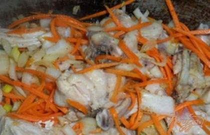 Курицу порезать на куски. В гусятницу или другую толстостенную посуду налить масло и разогреть его. Выложить туда куски курицы. Перемешать и обжаривать 7-10 минут. Затем добавить порезанный крупно лук и натертую (можно и порезать) морковь. Посолить и поперчить. Тушить еще 5-7 минут.
