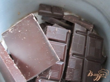 Шоколад поставить топиться на водяную баню.