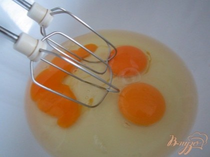 Яйца взбить в пену.