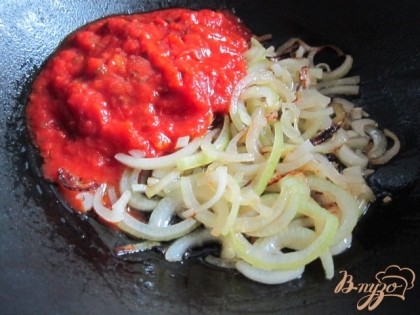 Обжарить на сковороде на оливковом масле в течении 3 минут, добавить томатный соус.Перемешать, потушить минуты 2. Остудить.