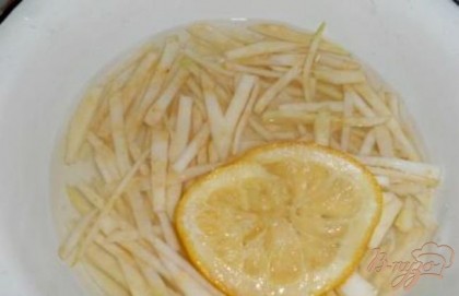 Воду слить и быстро положить в ледяную воду, добавив немного лимонного сока. Выдержать минут 5. Слить воду, обсушить сельдерей.
