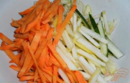 Морковь, огурец и яблоко также порезать длинной соломкой, добавить к сельдерею. Полить по вкусу лимонным соком. Перемешать.