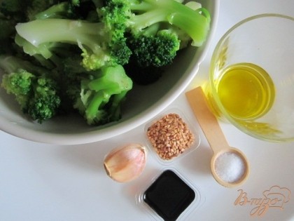 Капуста брокколи, чеснок, соль, оливковое масло, семя кунжута, бальзамический соус.По рецепту можно заменить или на соевый соус, или  на винный.