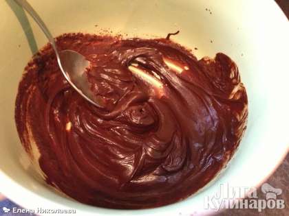 В процессе выпекания блинчиков сделала простой шоколадно-творожный крем. Для этого растопила пол-плитки  темного шоколада