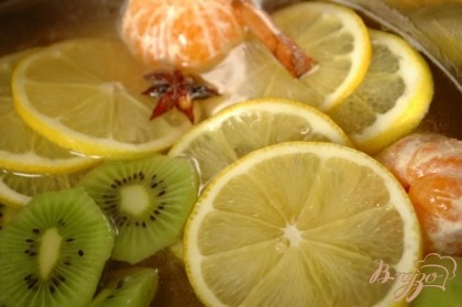 Поместить фрукты в сироп, добавить анис. Проварить некоторое время (около 15 минут).