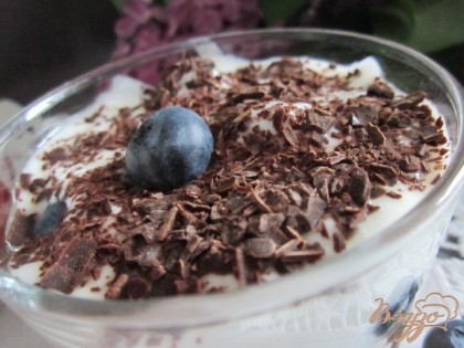 Разложить йогурт и посыпать (по желанию) тертым шоколадом.