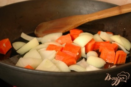 Лук и морковь почистить и крупно нарезать, обжарить на растительном масле.