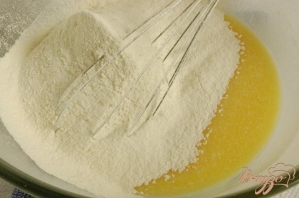 Перемешать муку с разрыхлителем и солью, просеять, добавить в тесто.