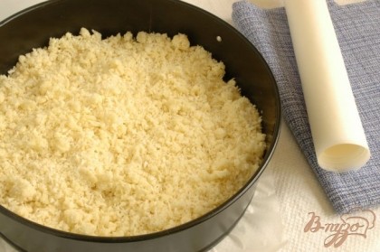 Вылить тесто в форму, застеленную пергаментной бумагой, сверху посыпать кокосовой крошкой (соединить все продукты для крошки). Выпекать при 170 градусах около 40 минут.