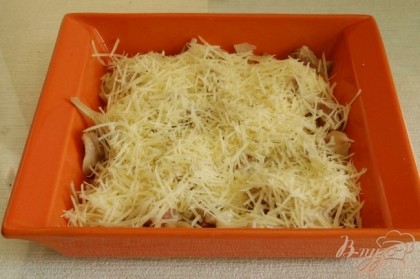 Посыпать тертым сыром и орегано.