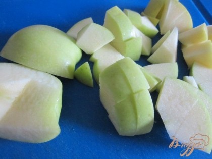 Яблоки порезать на 4 части, вынуть середину и нарезать на кусочки.