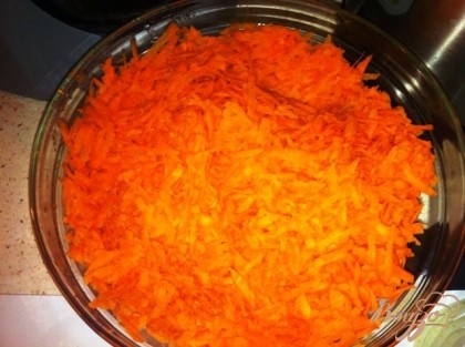 Трем морковь на крупную терку.