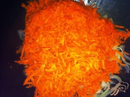 Трем  морковь на крупную терку.