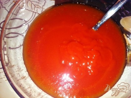 В томатный соус добавляем стакан воды, соль, сахар и перец, перемешиваем.