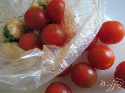 Добавить томаты. Мешочек закрутить  на верху и хорошо перемешать содержимое.