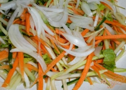 Кабачок, огурец, морковь порезать соломкой, лук нарезать тонкими полукольцами и промыть в холодной воде, после чего добавить к овощам. Листья салата порвать руками. Соединить все вместе.