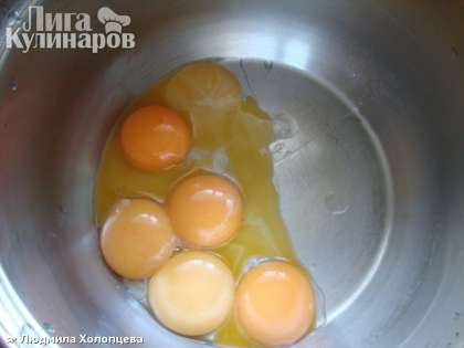 Отделяем у яиц желтки от белков, добавляем сахар и растираем до растворения сахара