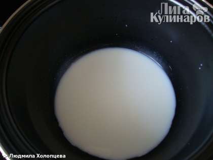 2 ст.л.молока разогреваем и вводим набухший желатин, помешивая, растворяем и убираем с огня