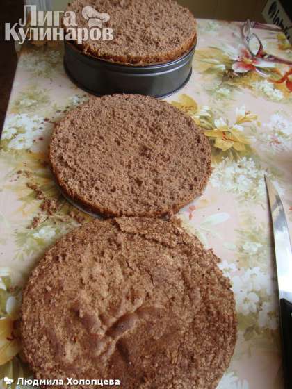 Созревший бисквит режем осторожно на три части